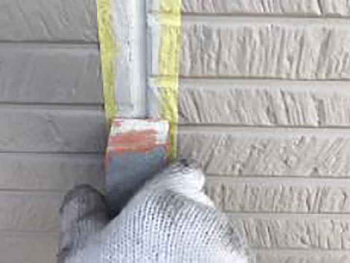 充填したコーキングをヘラ押えします。