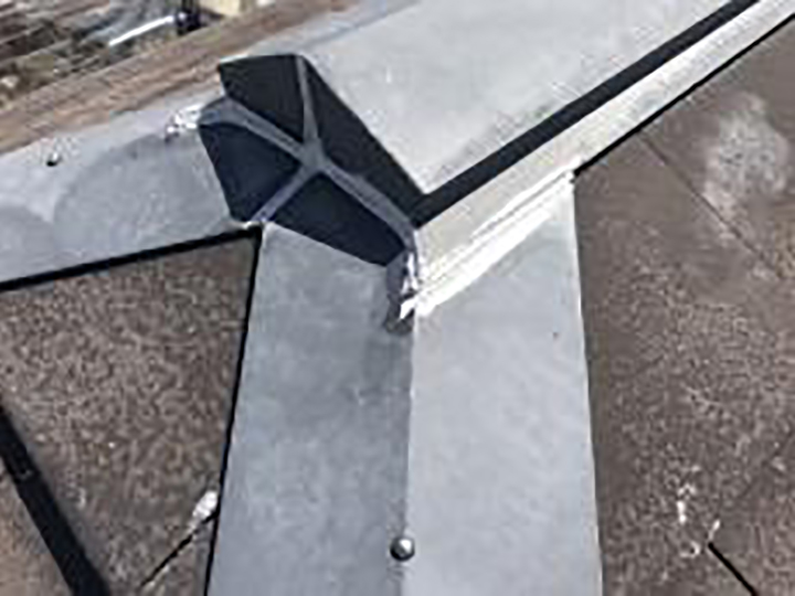 屋根鈑金包みジョイント部を新しいコーキングに打ち替えました。