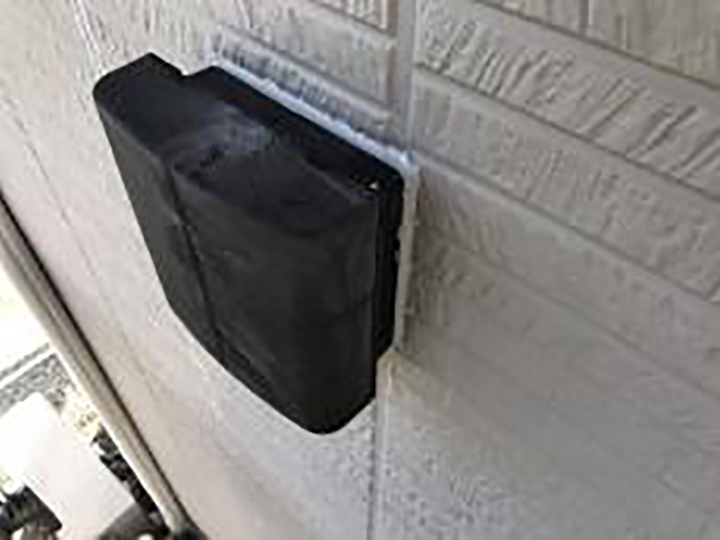 通気口を新しいコーキングに打ち替えました。