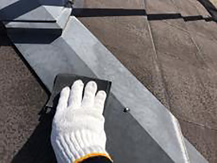 屋根板金包みの素地を調整します。