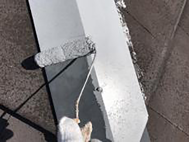 屋根板金包みにサビ止めを塗布します。