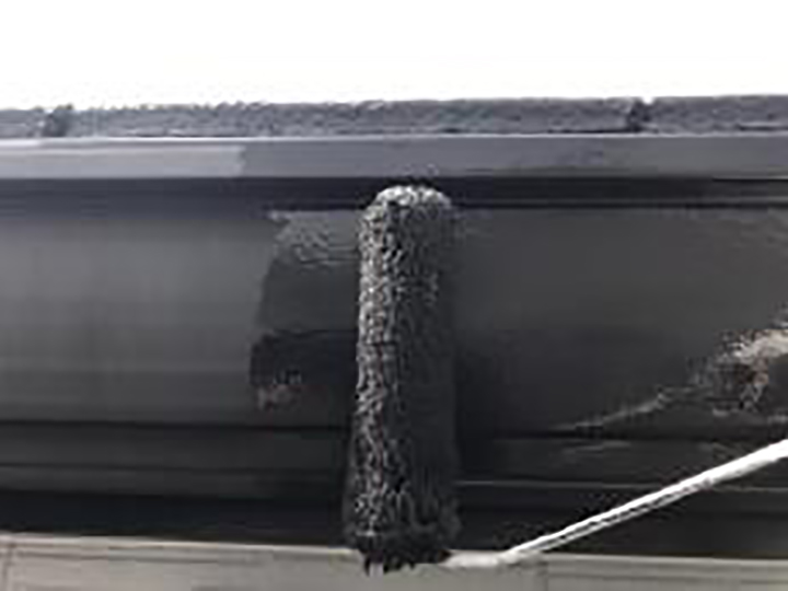 雨樋仕上げ1回目を行います。