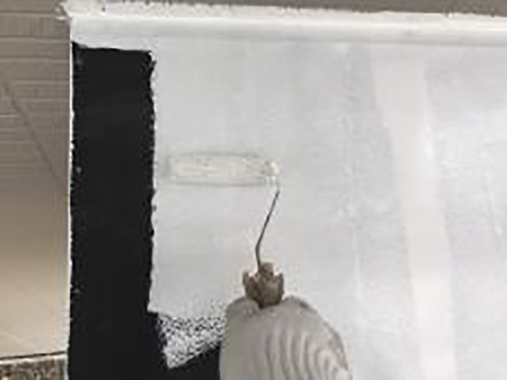 霧除けに専用プライマーを塗布します。<br />
塩ビ鋼板の為、専用プライマーを塗布します。