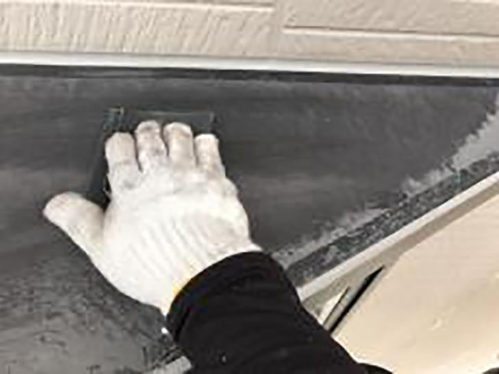 出窓天端の素地を調整します。