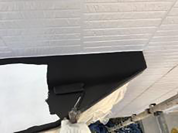 出窓天端仕上げ1回目を行います。