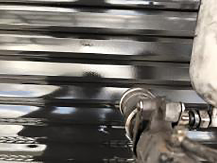 雨戸の仕上げ2回目を行います。