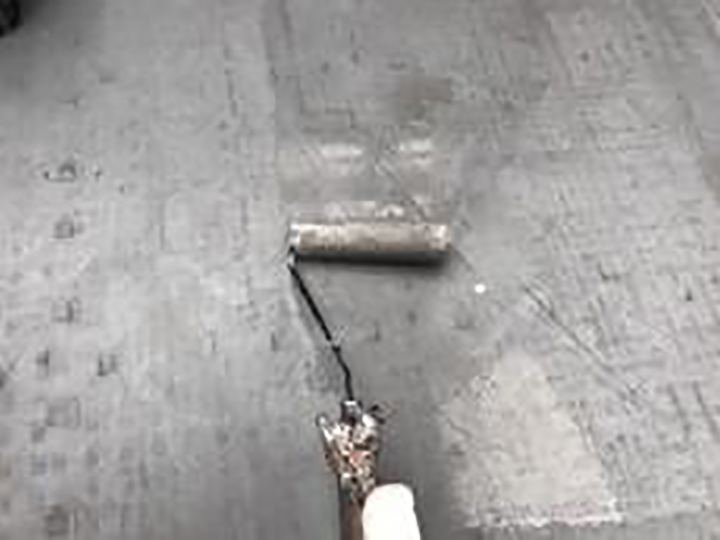 専用プライマーを塗布します。