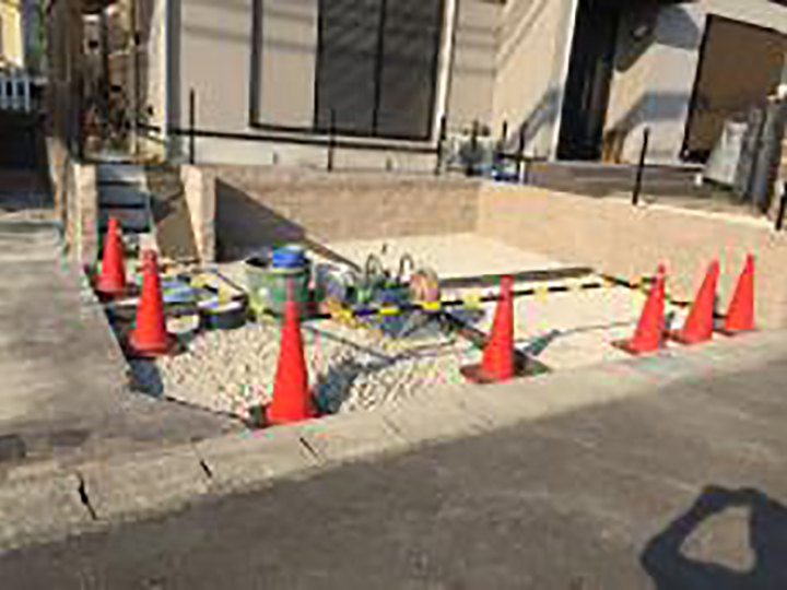 砕石及び伸縮目地の設置を行います。