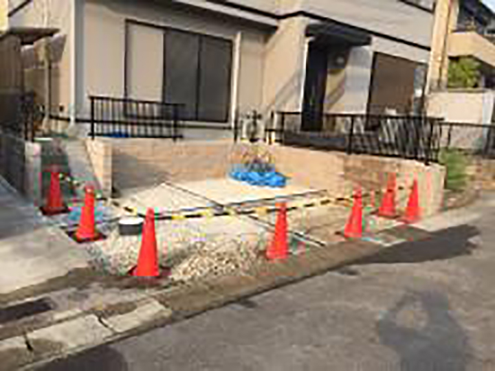 フェンス取付けを行います。