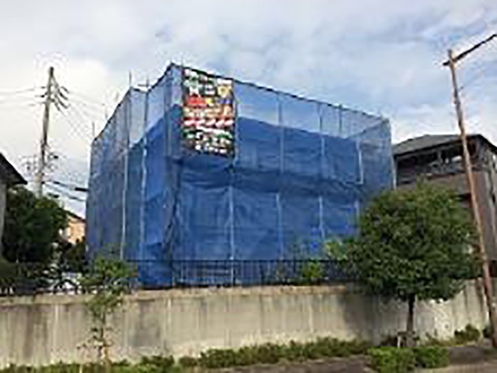 足場架けとメッシュシートを設置します。<br />
メッシュシートを設置することで塗料などが飛散することを防ぎます。