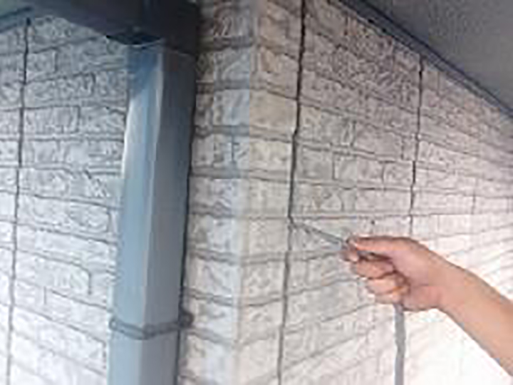 切り取った古いコーキングを撤去します。