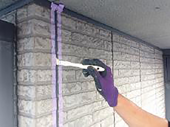 専用プライマーを塗布します。