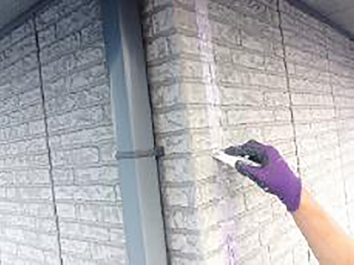 充填したコーキングをヘラ押えします。