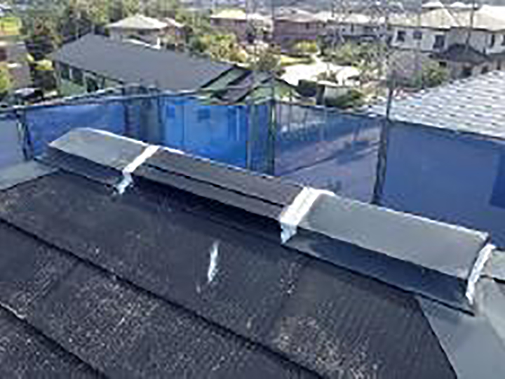 屋根板金包みジョイント部を新しいコーキングに打ち替えました。