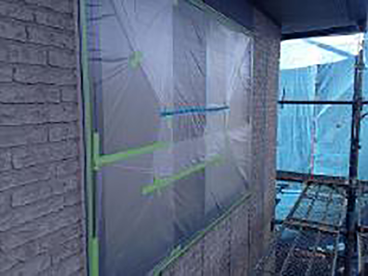 開口部に養生を設置します。