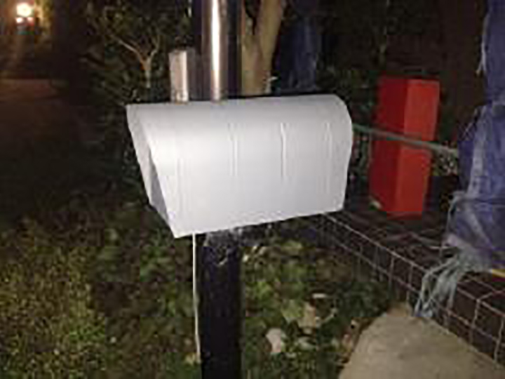 ポストを塗装しました。