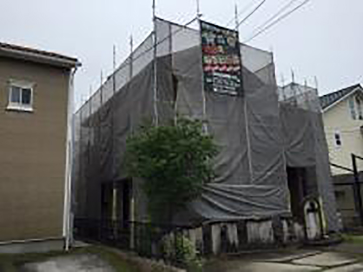 足場架けとメッシュシートを設置します。