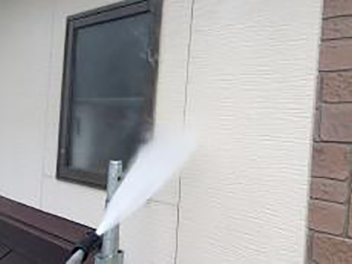 壁を高圧ジェットで洗浄します。