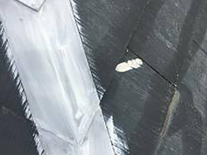 カラーベスト屋根のクラックを補修します。