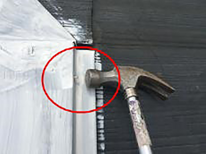 屋根板金包みを釘押さえしました。