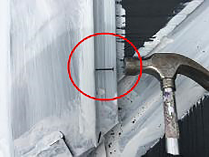 屋根板金包みを釘押さえしました。