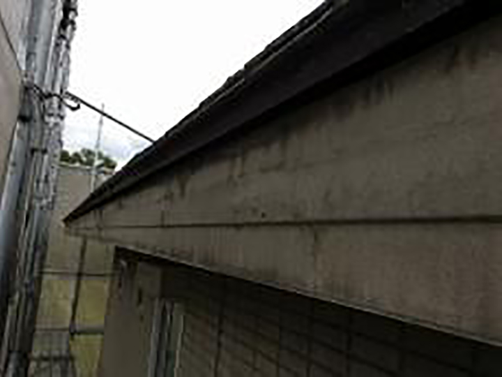 雨樋の取り外しを行います。