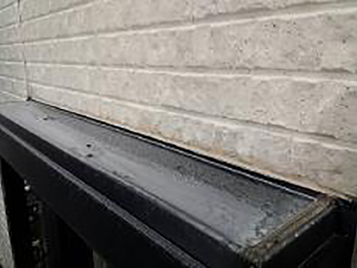 切り取った古いコーキングを撤去します。