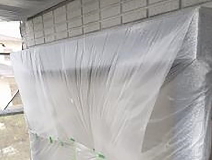 塗装前に窓周り等の開口部に養生を設置していきます。<br />
ライン出しにもこだわります！