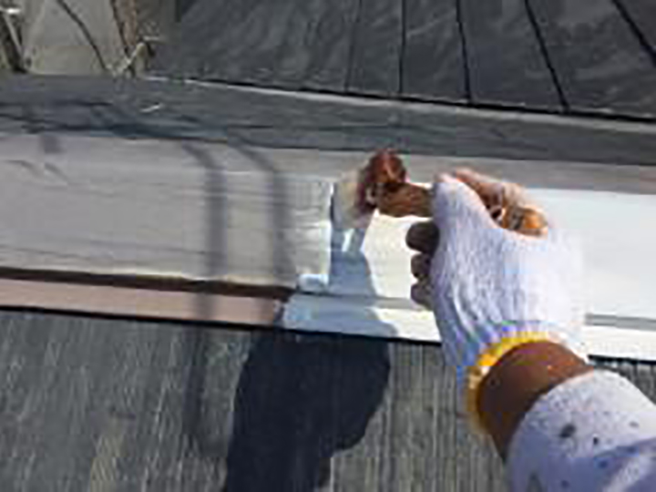 屋根板金包みにサビ止めを塗布します。