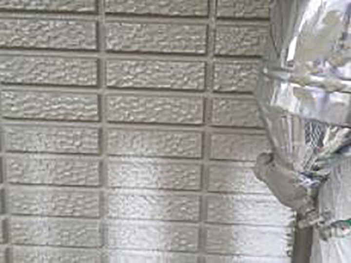 中塗り（吹付け）を行います。