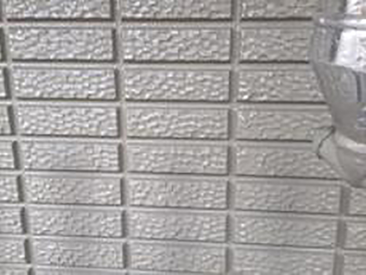 上塗り（吹付け）を行います。