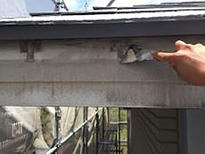 破風の素地を調整します。