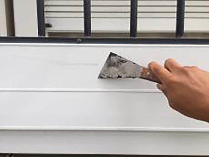 バルコニー躯体の素地を調整します。