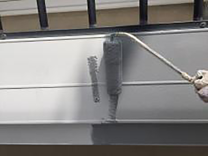 バルコニー躯体に専用プライマーを塗布します。