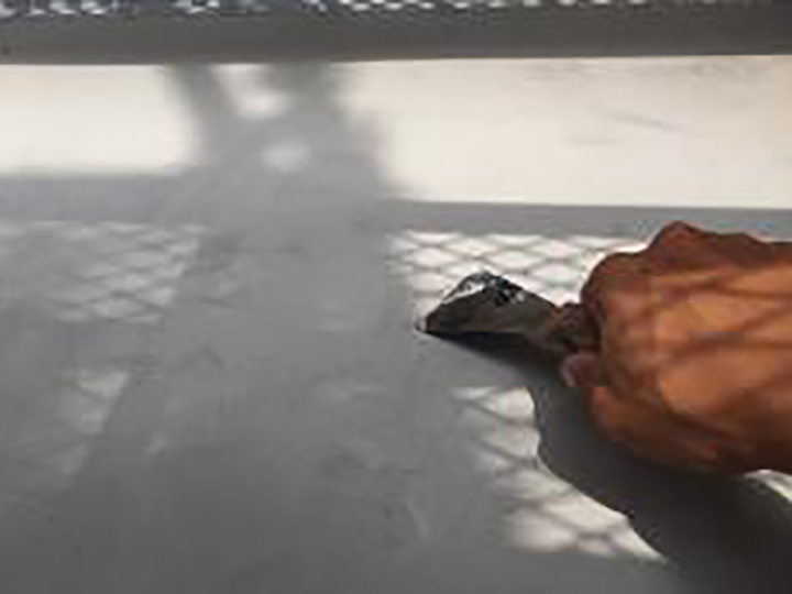 玄関ヒサシの素地を調整します。