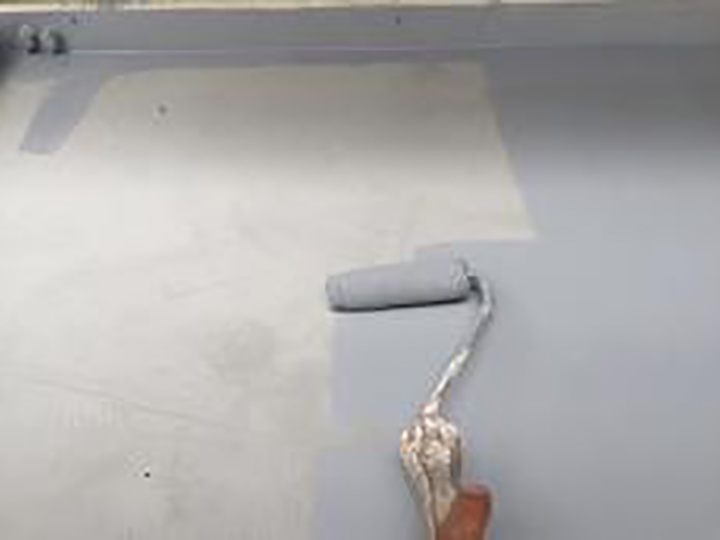 玄関ヒサシに専用プライマーを塗布します。