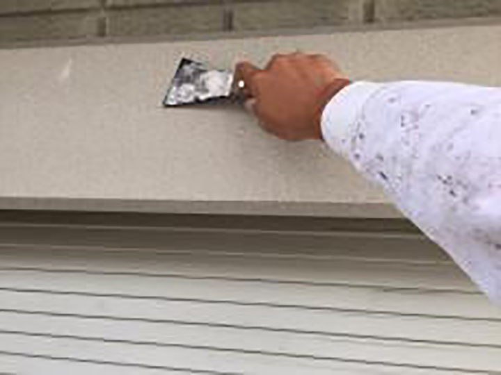 シャッターBOXの素地を調整します。