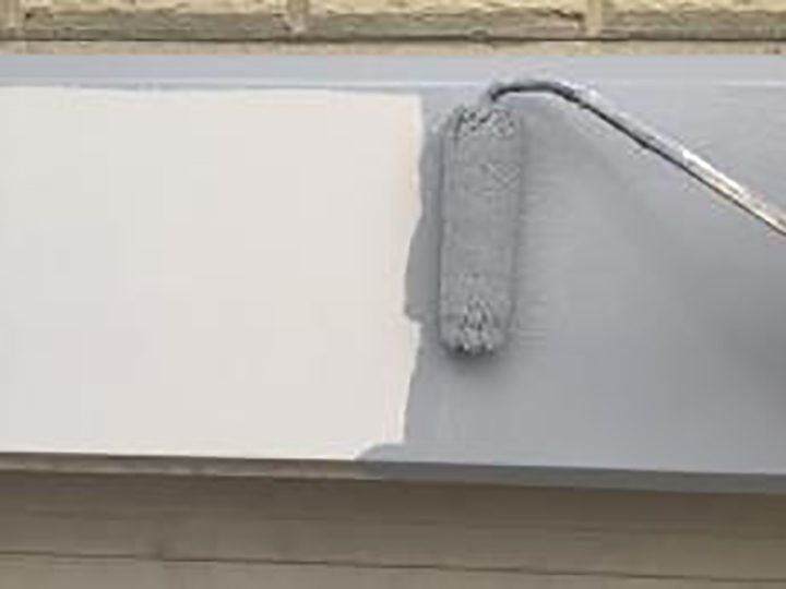 シャッターBOXに専用プライマーを塗布します。