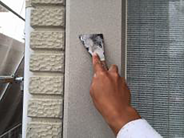 鋼製トリム柱の素地を調整します。