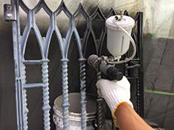 玄関前門扉仕上げ1往復目です。