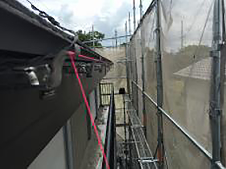 雨樋を勾配取りで取付けます。