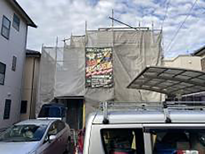 メッシュシートを設置することで塗料などが飛散することを防ぎます。