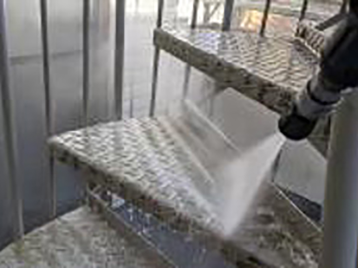 各付帯部を高圧ジェットで洗浄します。