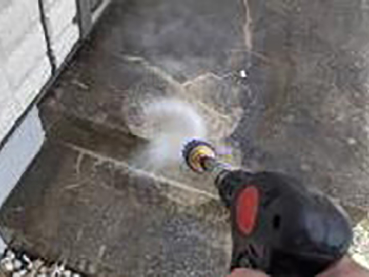 一部土間を高圧ジェットで洗浄します。（サービス）