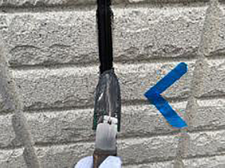 充填したコーキングをヘラ押えします。