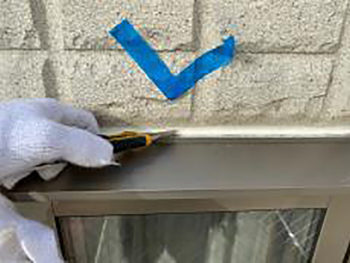 開口部をVカットし新しいコーキングに打ち替えました。