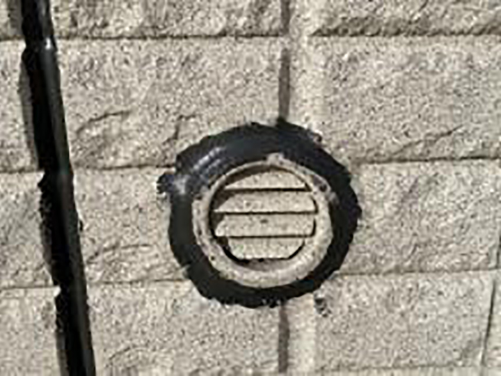 通気口を新しいコーキングに打ち替えました。