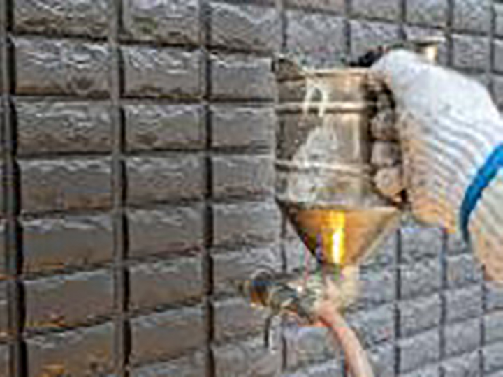 上塗り（吹付け）を行います。