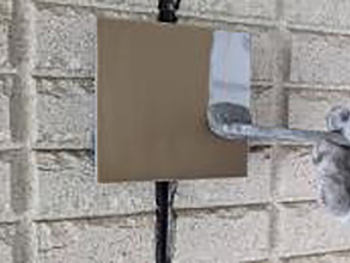 通気口にサビ止めを塗布します。