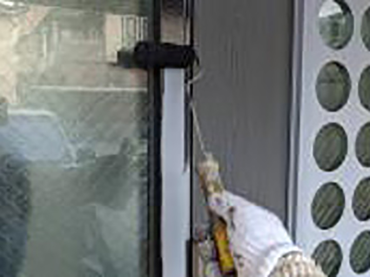 玄関ドア枠仕上げ1回目を行います。